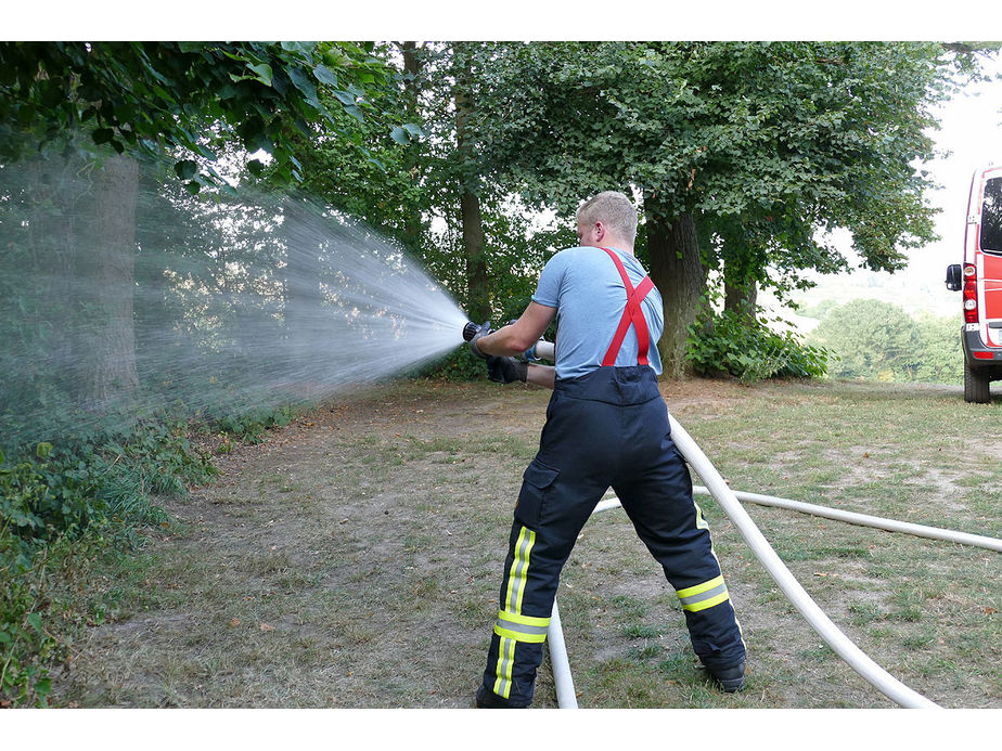 Naumburger Jugendfeuerwehr hilft an der Weingartenkapelle (Foto: Karl-Franz Thiede)